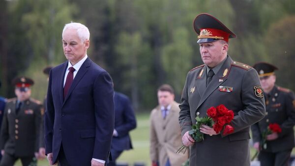 Министры обороны России и Беларуси Андрей Белоусов и Виктор Хренин  в Хатыни - Sputnik Беларусь