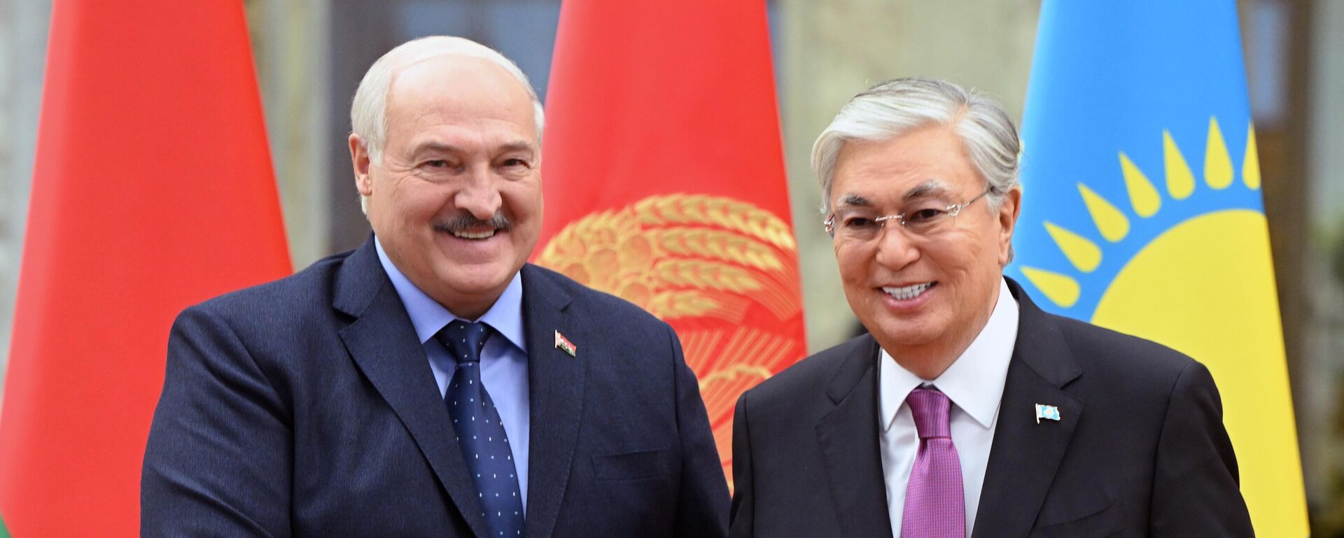  Президент Беларуси Александр Лукашенко и президент Казахстана Касым-Жомарт Токаев