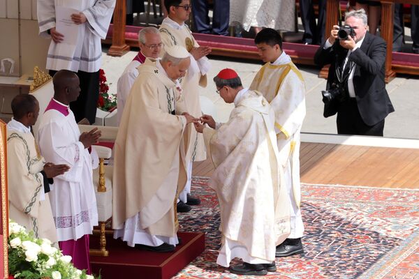 Папа римский Лев XIV получил символы папской власти – перстень рыбака и паллий. Этот древний ритуал ознаменовал официальное начало понтификата 267-го папы римского. - Sputnik Беларусь