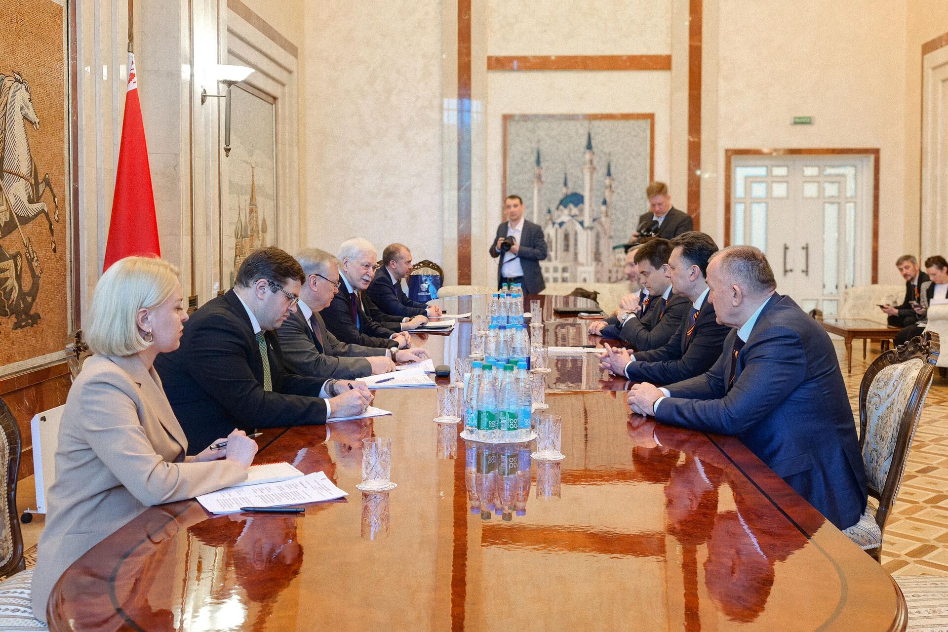 Встреча посла РФ в Беларуси Бориса Грызлова с губернатором Красноярского края Михаилом Котюковым - Sputnik Беларусь, 1920, 19.05.2025