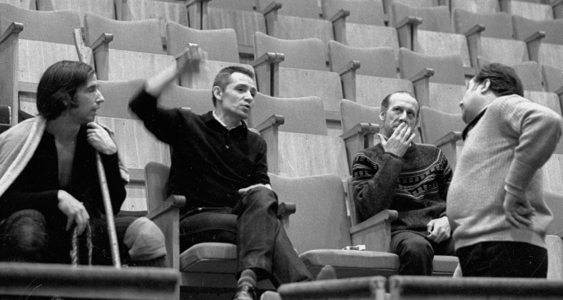 Постановочная группа балета С. Прокофьева Иван Грозный: Юрий Владимиров (слева), Юрий Григорович (второй слева), Николай Симачев (второй справа) и Владимир Кудрявцев (справа), 1977 год - Sputnik Беларусь, 1920, 19.05.2025