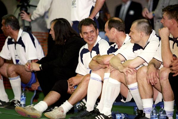 9 мая 2001 года. Сергей Шойгу на встрече по футболу между командами партии "Единство" и юношеской сборной России. 9 мая 2001 года. Сергей Шойгу на встрече по футболу между командами партии "Единство" и юношеской сборной России. - Sputnik Беларусь