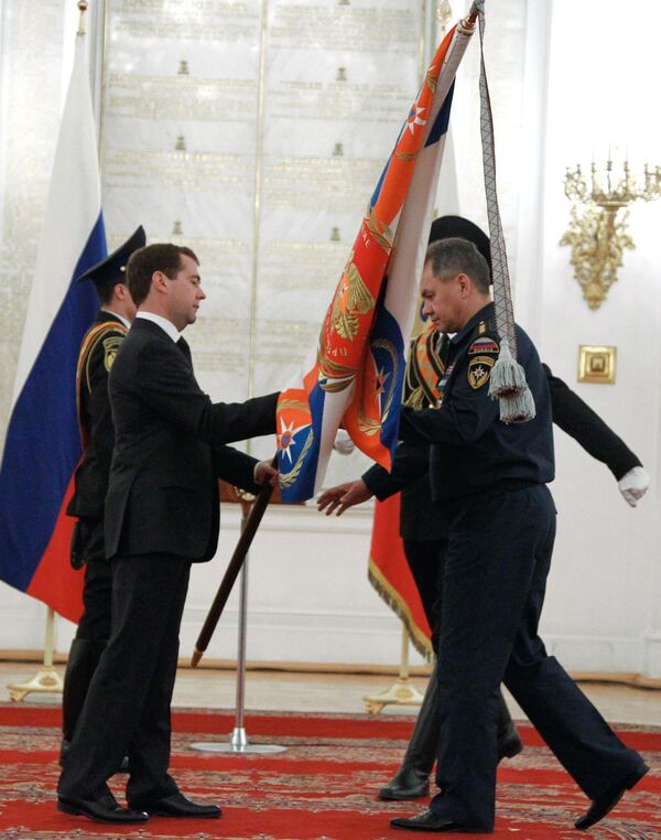 28 декабря 2010 года. Президент РФ Дмитрий Медведев вручает Сергею Шойгу знамя министерства РФ по делам гражданской обороны, чрезвычайным ситуациям и ликвидации последствий стихийных бедствий. 28 декабря 2010 года. Президент РФ Дмитрий Медведев вручает Сергею Шойгу знамя министерства РФ по делам гражданской обороны, чрезвычайным ситуациям и ликвидации последствий стихийных бедствий. - Sputnik Беларусь