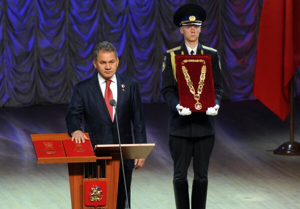 11 мая 2012 года Сергей Шойгу принял присягу на торжественной церемонии вступления в должность губернатора Московской области. 11 мая 2012 года Сергей Шойгу принял присягу на торжественной церемонии вступления в должность губернатора Московской области. - Sputnik Беларусь