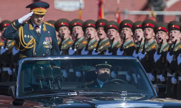9 мая 2013 года. Министр обороны РФ Сергей Шойгу объезжает пешие парадные расчеты во время парада, посвященного 68-й годовщине Победы в Великой Отечественной войне, на Красной площади. 9 мая 2013 года. Министр обороны РФ Сергей Шойгу объезжает пешие парадные расчеты во время парада, посвященного 68-й годовщине Победы в Великой Отечественной войне, на Красной площади. - Sputnik Беларусь