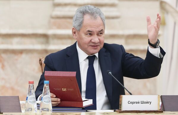 6 декабря 2024 года. Секретарь Совета безопасности РФ Сергей Шойгу перед заседанием Высшего Государственного Совета Союзного государства, приуроченным к 25-летию Договора о создании Союзного государства. 6 декабря 2024 года. Секретарь Совета безопасности РФ Сергей Шойгу перед заседанием Высшего Государственного Совета Союзного государства, приуроченным к 25-летию Договора о создании Союзного государства. - Sputnik Беларусь
