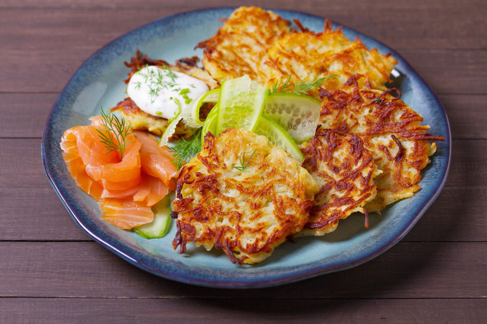 Драники с лососем, огурцами и сметаной - Sputnik Беларусь, 1920, 21.05.2025