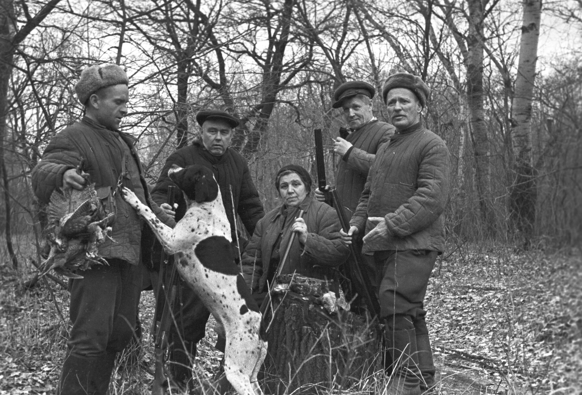 Писатель Михаил Шолохов на охоте. В центре – жена Мария Петровна Шолохова - Sputnik Беларусь, 1920, 22.05.2025
