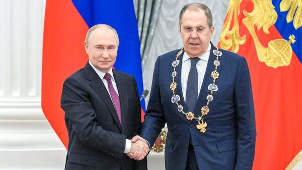Президент РФ Владимир Путин и министр иностранных дел РФ Сергей Лавров, удостоенный ордена Святого Андрея Первозванного, на церемонии вручения высших государственных наград РФ - Sputnik Беларусь