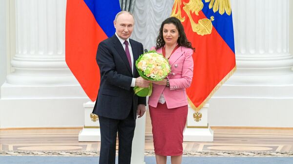 Президент РФ Владимир Путин и главный редактор телеканала RT и медиагруппы Россия сегодня Маргарита Симоньян, удостоенная ордена За заслуги перед Отечеством III степени, на церемонии вручения высших государственных наград РФ - Sputnik Беларусь