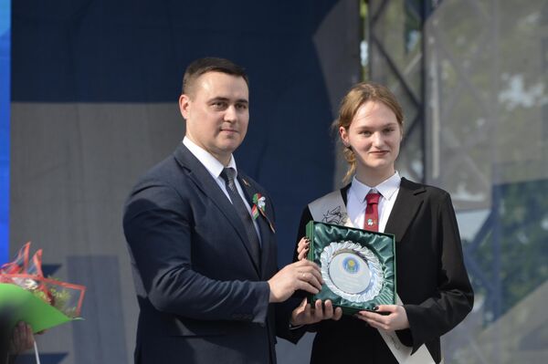 Министр образования Андрей Иванец поздравил выпускников республики и вручил награды - Sputnik Беларусь