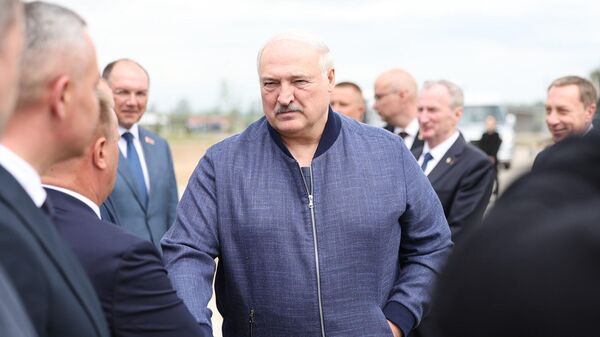 Александр Лукашенко во время посещения Нежинского ГОК - Sputnik Беларусь