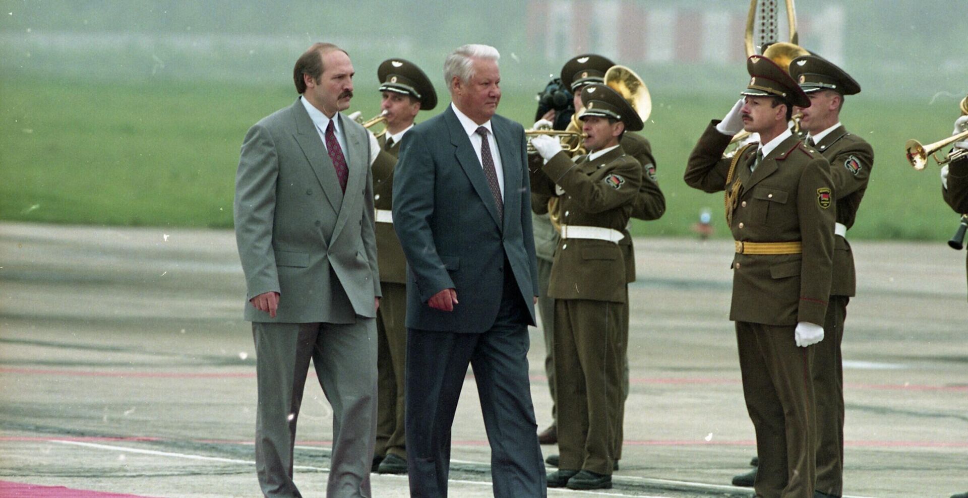 Александр Лукашенко и Борис Ельцин перед саммитом СНГ Александр Лукашенко и Борис Ельцин перед саммитом СНГ - Sputnik Беларусь, 1920, 23.05.2025