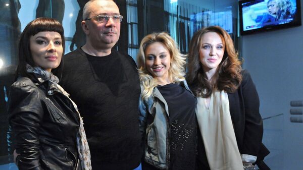 Солистки группы ВИА Гра и продюсер Константин Меладзе - Sputnik Беларусь