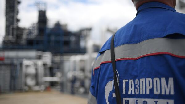 Работник на территории завода Газпром нефть  - Sputnik Беларусь