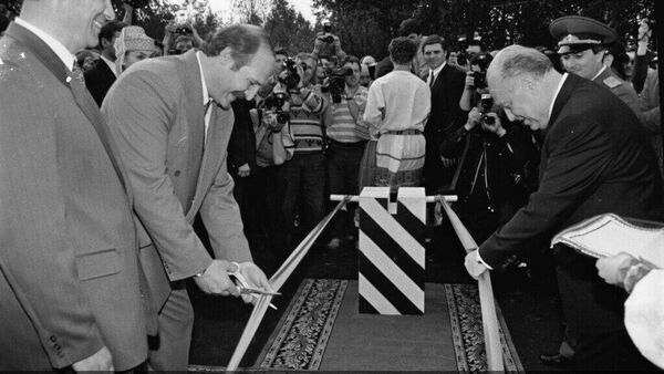 Ровно 30 лет назад исчезла граница между Беларусью и РФ (история в видео) - Sputnik Беларусь