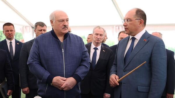 Президент Беларуси Александр Лукашенко во время поездки в Любанский район - Sputnik Беларусь