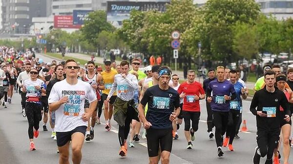 Почти 2 тысячи бегунов вышли на полумарафон в Минске - Sputnik Беларусь