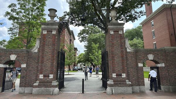 Студенты проходят через ворота Гарвардского университета - Sputnik Беларусь