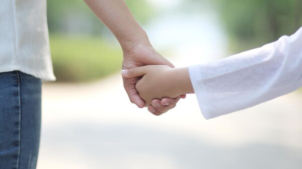 Мать держит дочь за руку, архивное фото - Sputnik Беларусь