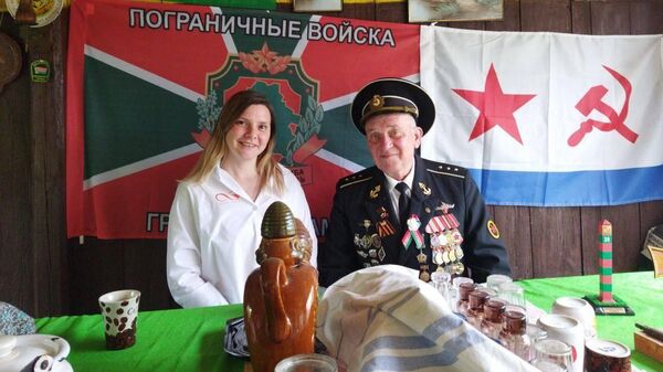 Белорусский пограничник-пасечник отправляет мед в Донбасс - Sputnik Беларусь