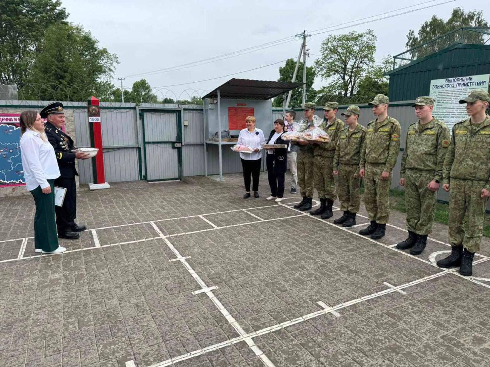 Белорусский пограничник-пасечник отправляет мед на Донбасс - Sputnik Беларусь, 1920, 28.05.2025