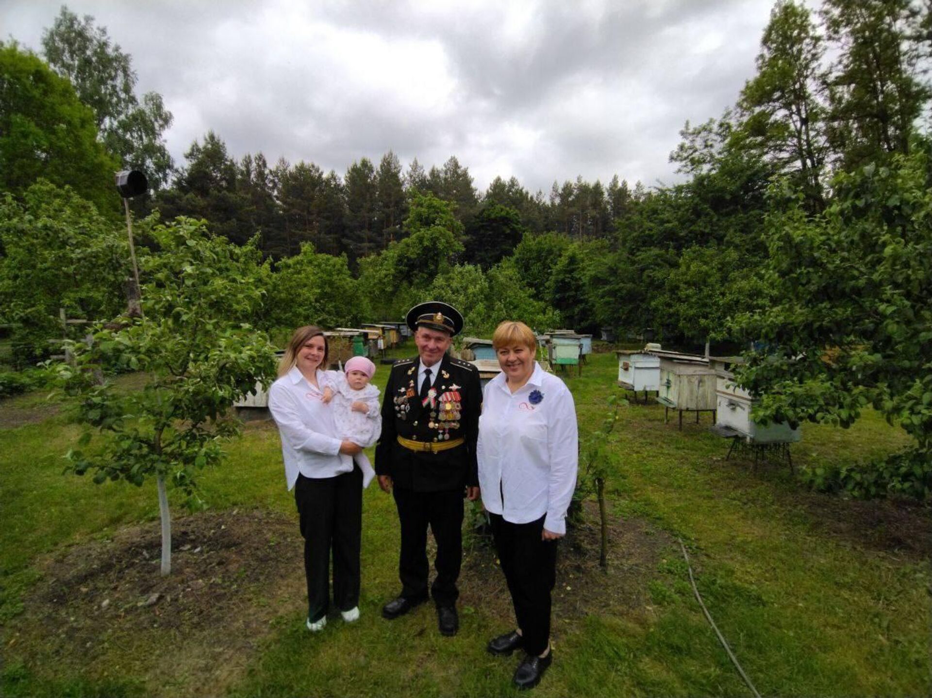 Белорусский пограничник-пасечник отправляет мед на Донбасс - Sputnik Беларусь, 1920, 28.05.2025