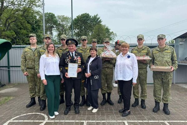 Белорусский пограничник-пасечник отправляет мед на Донбасс - Sputnik Беларусь