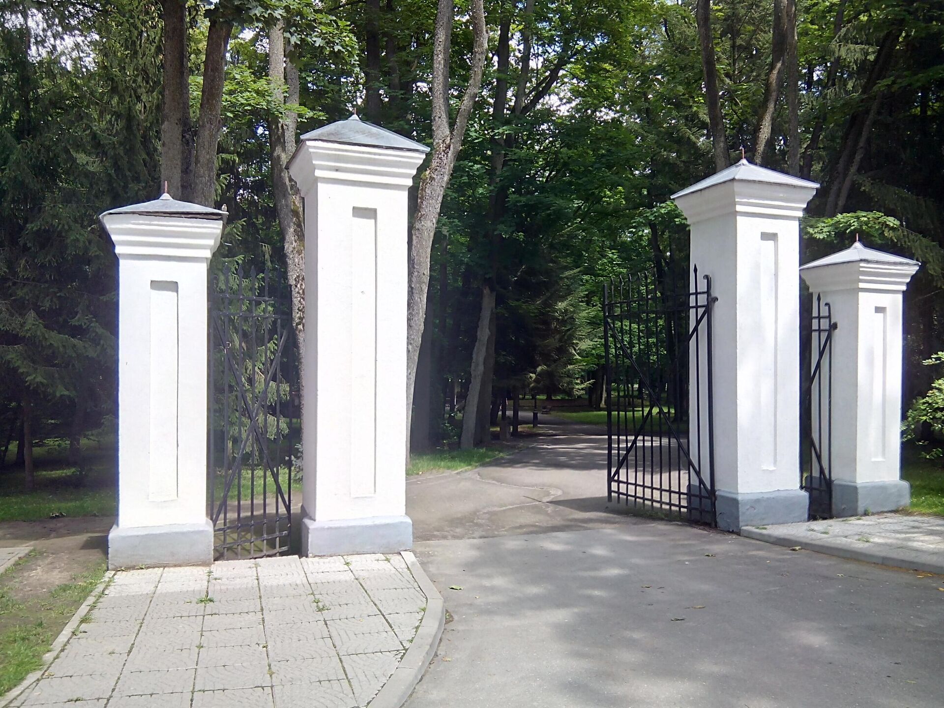 Центральный вход в Старый парк в Несвиже - Sputnik Беларусь, 1920, 29.05.2025