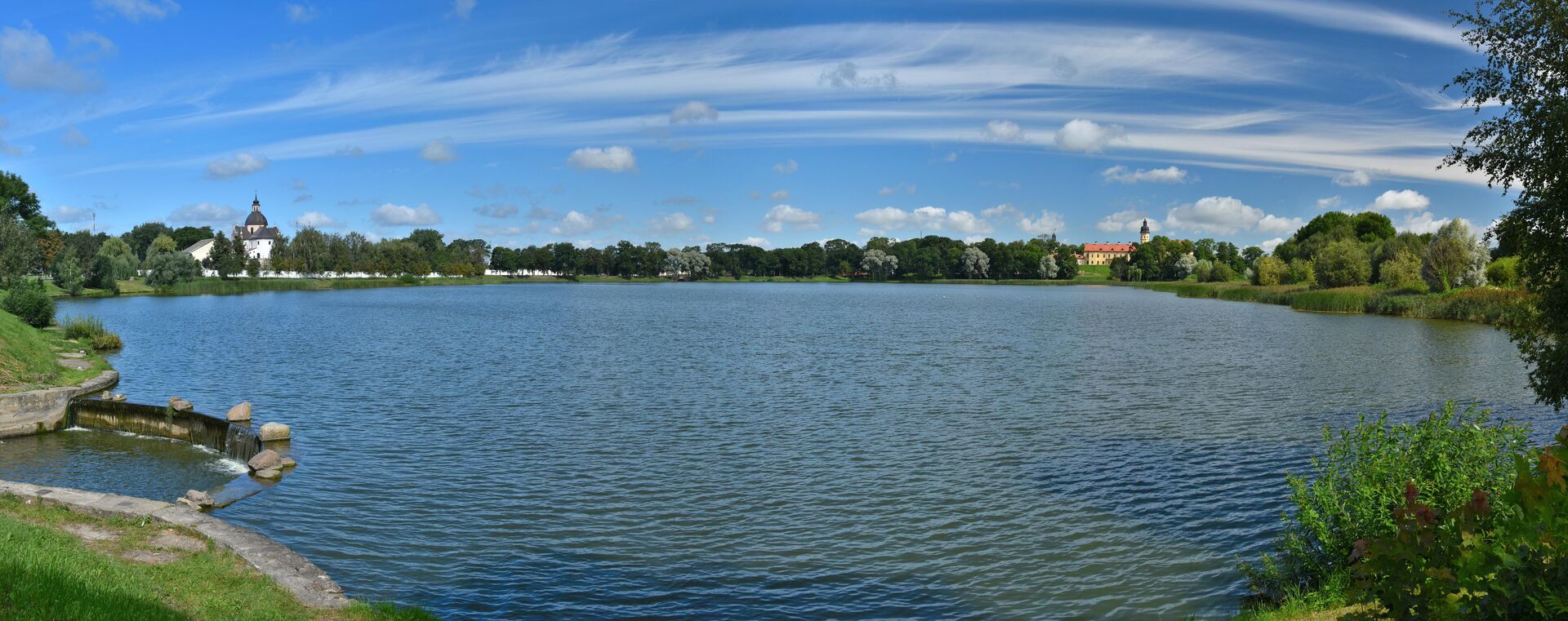 Озеро у Несвижского замка - Sputnik Беларусь, 1920, 29.05.2025