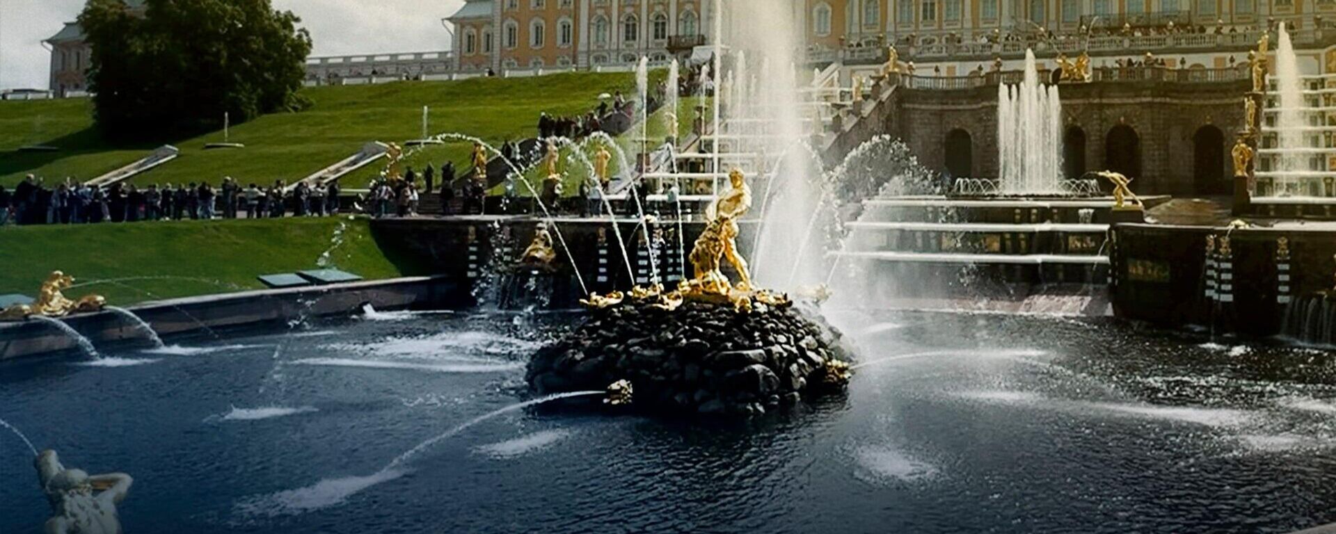 Магия фонтанов и любопытная белка в Петергофе - Sputnik Беларусь, 1920, 01.06.2025