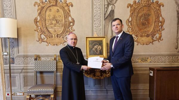 Посол Беларуси при Святом престоле Юрий Амбразевич вручил копии верительных грамот замгоссекретаря Ватикана - Sputnik Беларусь