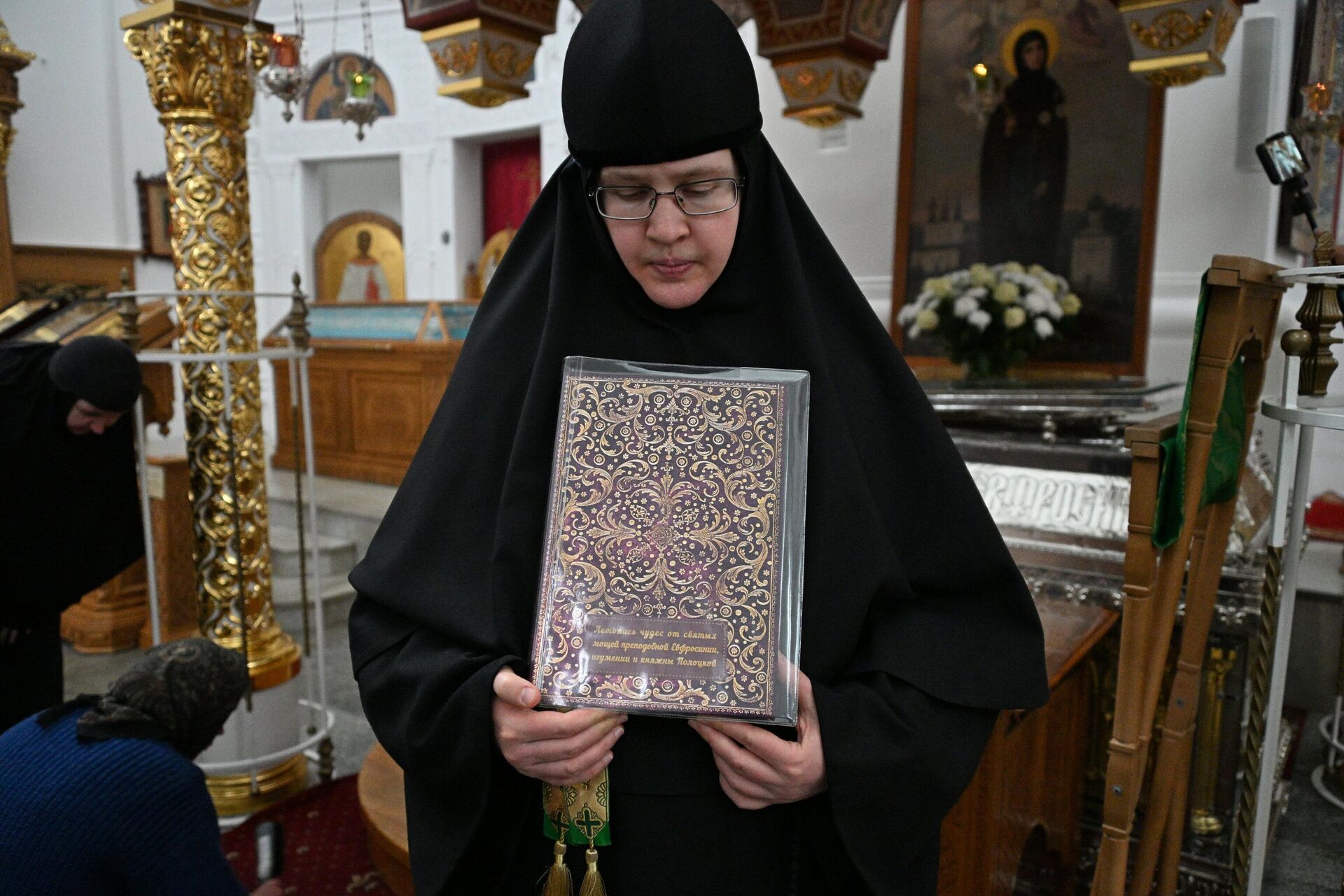 В такие тетради в Спасо-Евфросиниевском женском монастыре записывают рассказы прихожан о произошедших с ними чудесах. - Sputnik Беларусь, 1920, 04.06.2025