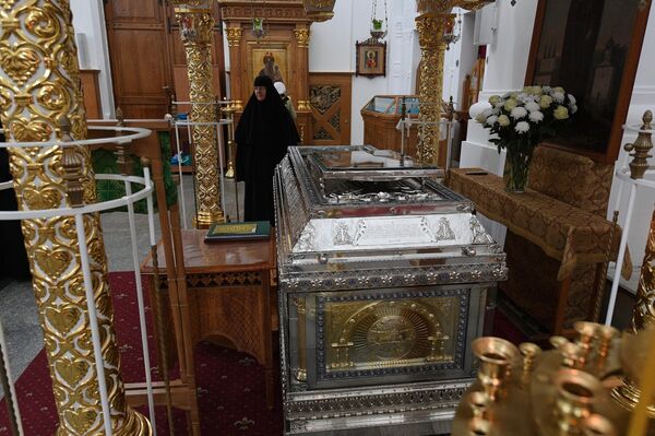 Серебряная рака с мощами Святой Евфросинии в Кресто-Воздвиженском соборе Полоцкого монастыря. - Sputnik Беларусь