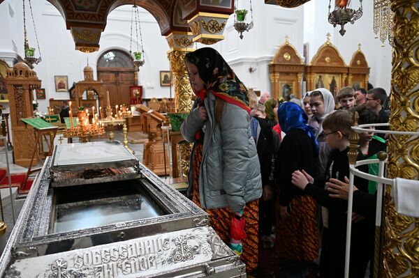 Серебряная рака с мощами Святой Евфросинии в Кресто-Воздвиженском соборе Полоцкого монастыря. - Sputnik Беларусь