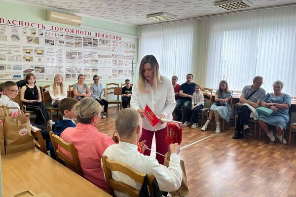 Письма и подарки ручной работы передали участникам СВО белорусские дети Письма и подарки ручной работы передали участникам СВО белорусские дети - Sputnik Беларусь