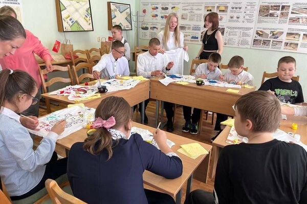 Письма и подарки ручной работы передали участникам СВО белорусские дети Письма и подарки ручной работы передали участникам СВО белорусские дети - Sputnik Беларусь