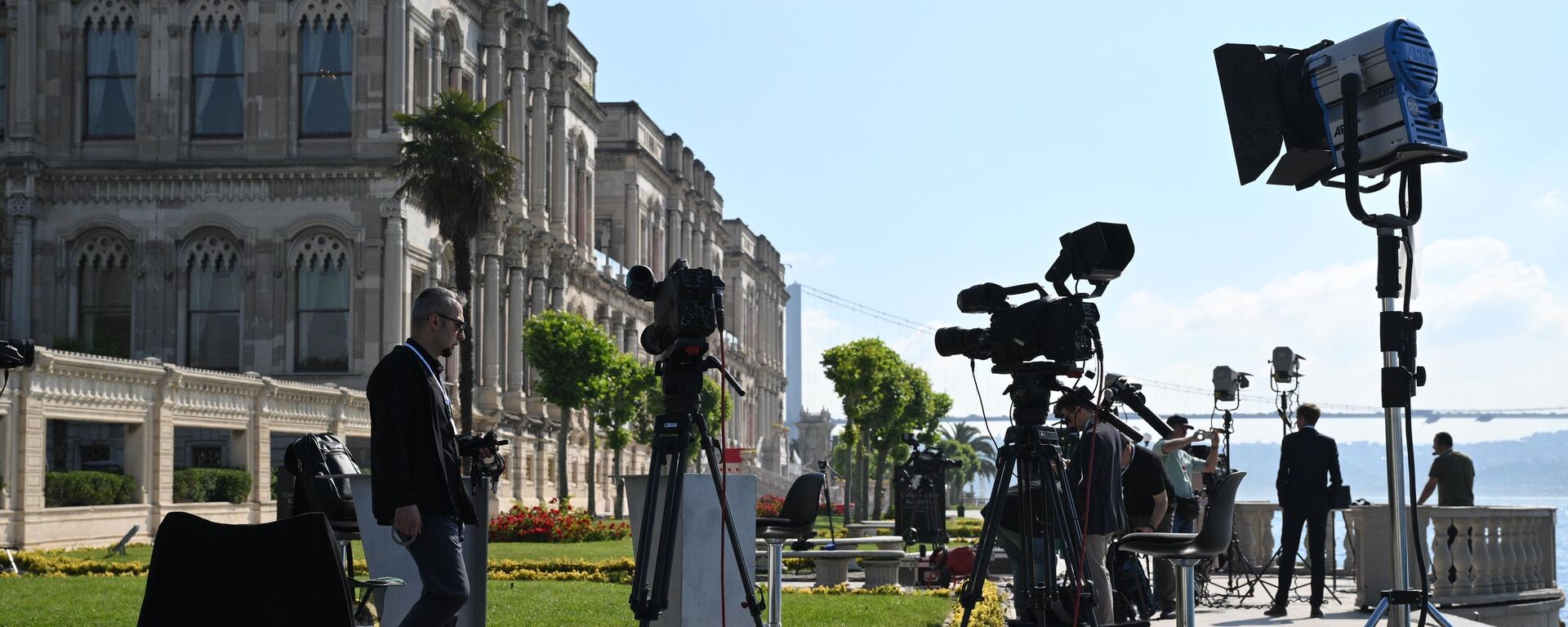 Журналисты у дворца Чираган в Стамбуле - Sputnik Беларусь, 1920, 02.06.2025