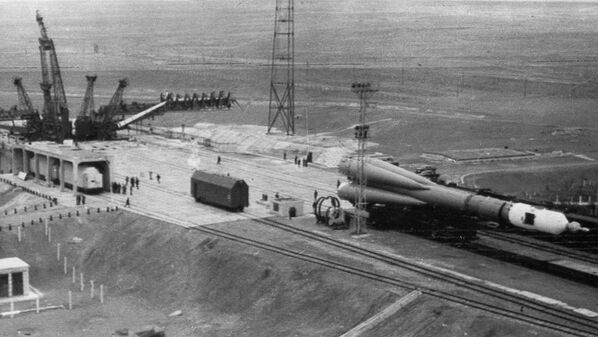 Устаноўка касмічнага карабля "Союз-10" на стартавую пляцоўку касмадрома Байканур Казахскай ССР. Красавік 1971 года. Устаноўка касмічнага карабля "Союз-10" на стартавую пляцоўку касмадрома Байканур Казахскай ССР. Красавік 1971 года. - Sputnik Беларусь