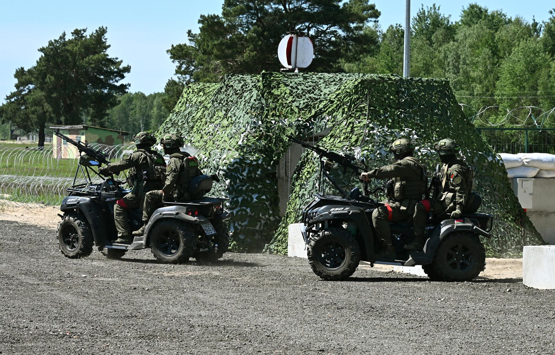 Группа быстрого реагирования на блокпосте - Sputnik Беларусь, 1920, 02.06.2025