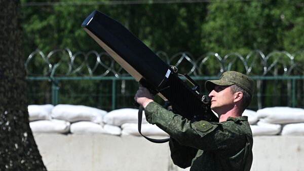 Военнослужащий белорусской армии с антидроновым ружьем - Sputnik Беларусь