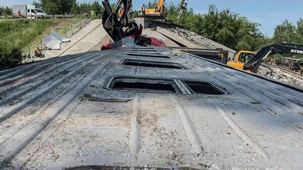 Пашкоджаны цягнік знялі на відэа знутры пасля крушэння ў Бранскай вобласці - Sputnik Беларусь