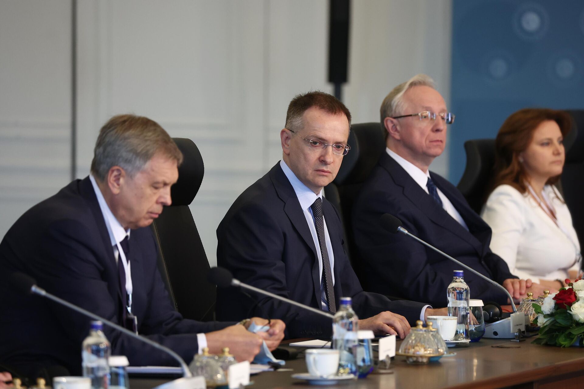 Помощник президента РФ Владимир Мединский (в центре) на прямых переговорах между делегациями России и Украины во дворце Чираган в Стамбуле - Sputnik Беларусь, 1920, 02.06.2025