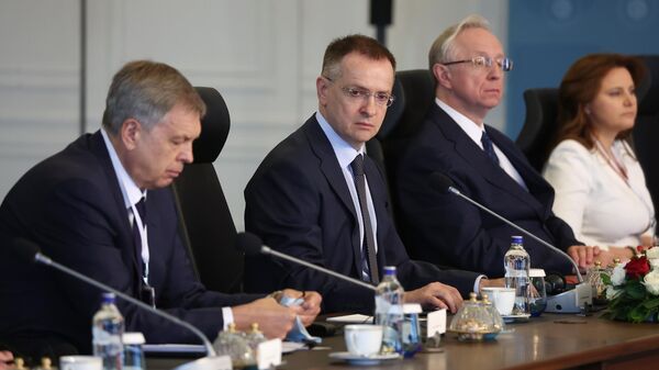 Памочнік прэзідэнта РФ Уладзімір Мядзінскі (у цэнтры) на прамых перагаворах паміж дэлегацыямі Расіі і Украіны ў палацы Чыраган у Стамбуле - Sputnik Беларусь
