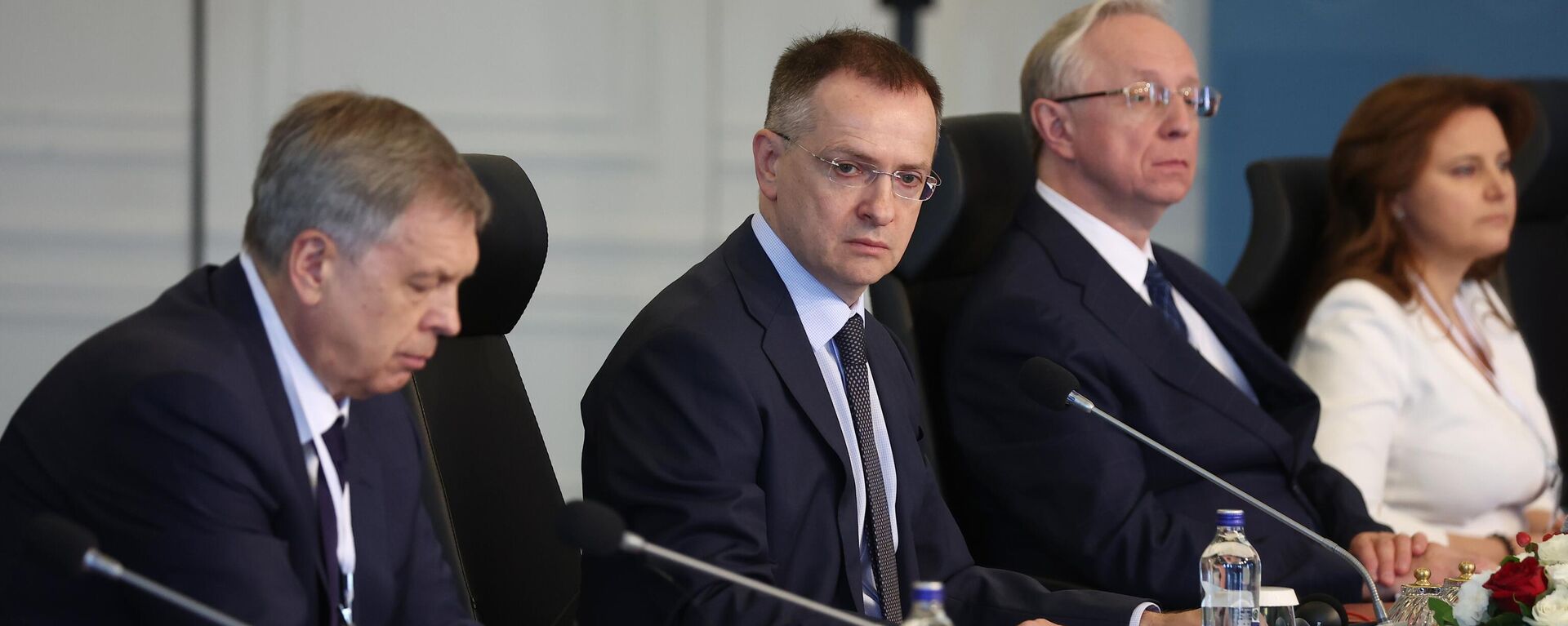 Помощник президента РФ Владимир Мединский (в центре) на прямых переговорах между делегациями России и Украины во дворце Чираган в Стамбуле - Sputnik Беларусь, 1920, 02.06.2025