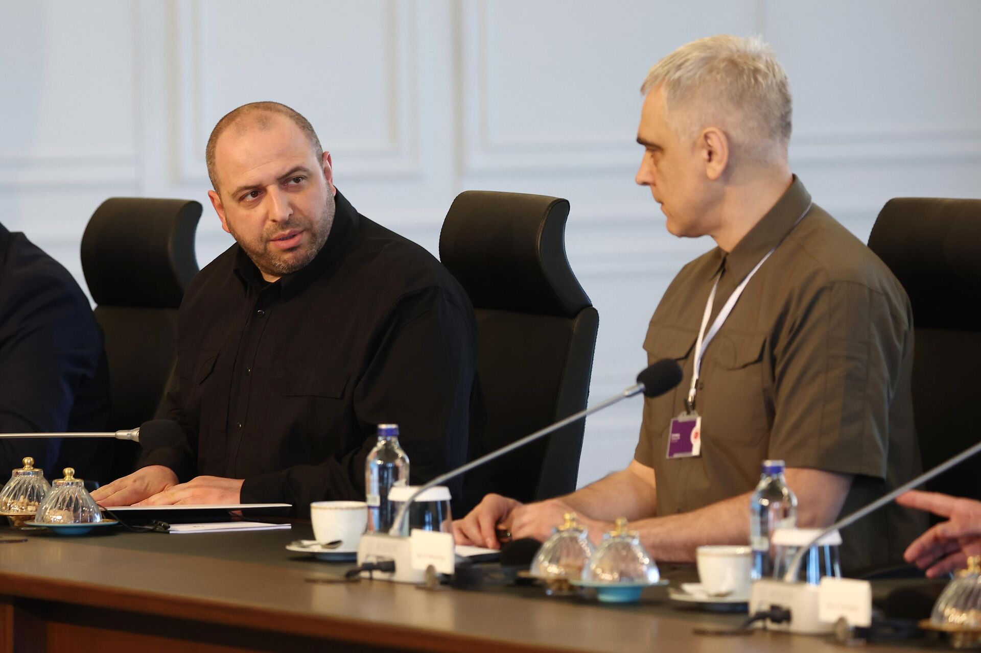 Министр обороны Украины Рустем Умеров (слева) на прямых переговорах между делегациями России и Украины во дворце Чираган в Стамбуле - Sputnik Беларусь, 1920, 02.06.2025