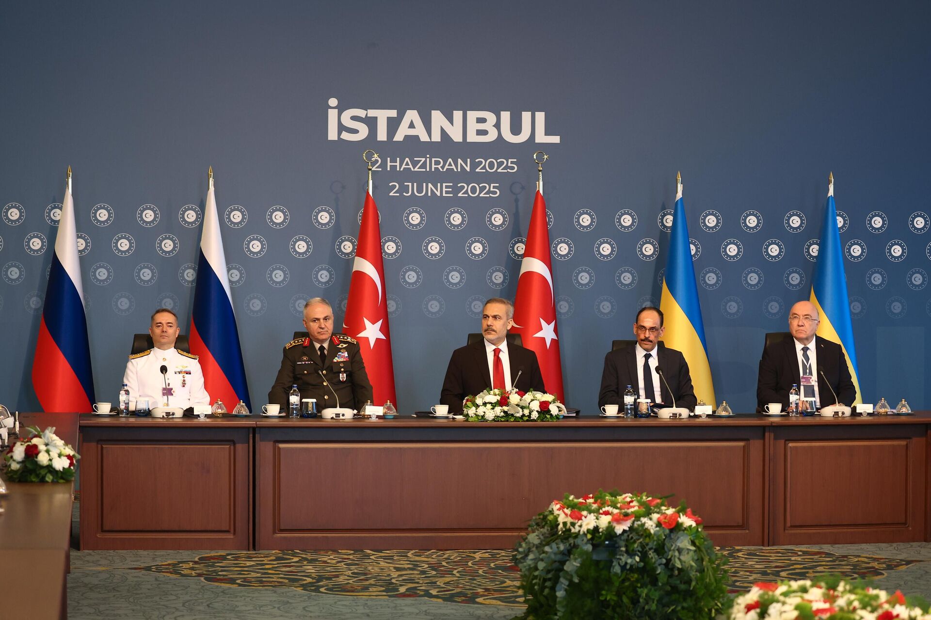 Начальник генерального штаба Турции  Метин Гюрак (второй слева), министр иностранных дел Турции Хакан Фидан (в центре), директор турецкой Национальной разведывательной организации (MIT) Ибрагим Калын (четвертый слева) на прямых переговорах между делегациями России и Украины во дворце Чираган в Стамбуле - Sputnik Беларусь, 1920, 02.06.2025