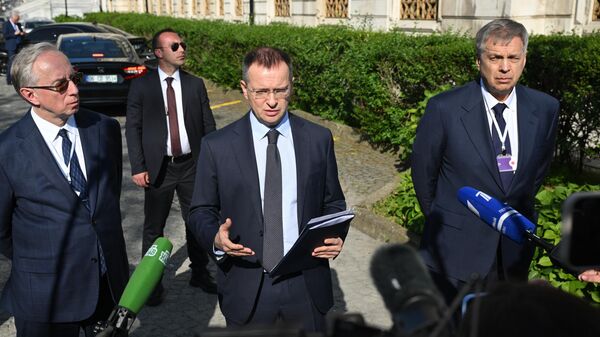 Злева направа: намеснік міністра замежных спраў РФ Міхаіл Галузін, памочнік прэзідэнта РФ Уладзімір Мядзінскі і начальнік Галоўнага разведвальнага ўпраўлення Генеральнага штаба Узброеных Сіл РФ – намеснік начальніка Генеральнага штаба Узброеных Сіл РФ Ігар Касцюкоў - Sputnik Беларусь