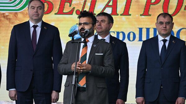 Намеснік генсакратара ШАС Джанеш Кейн (у цэнтры) на выставе Белагра - Sputnik Беларусь