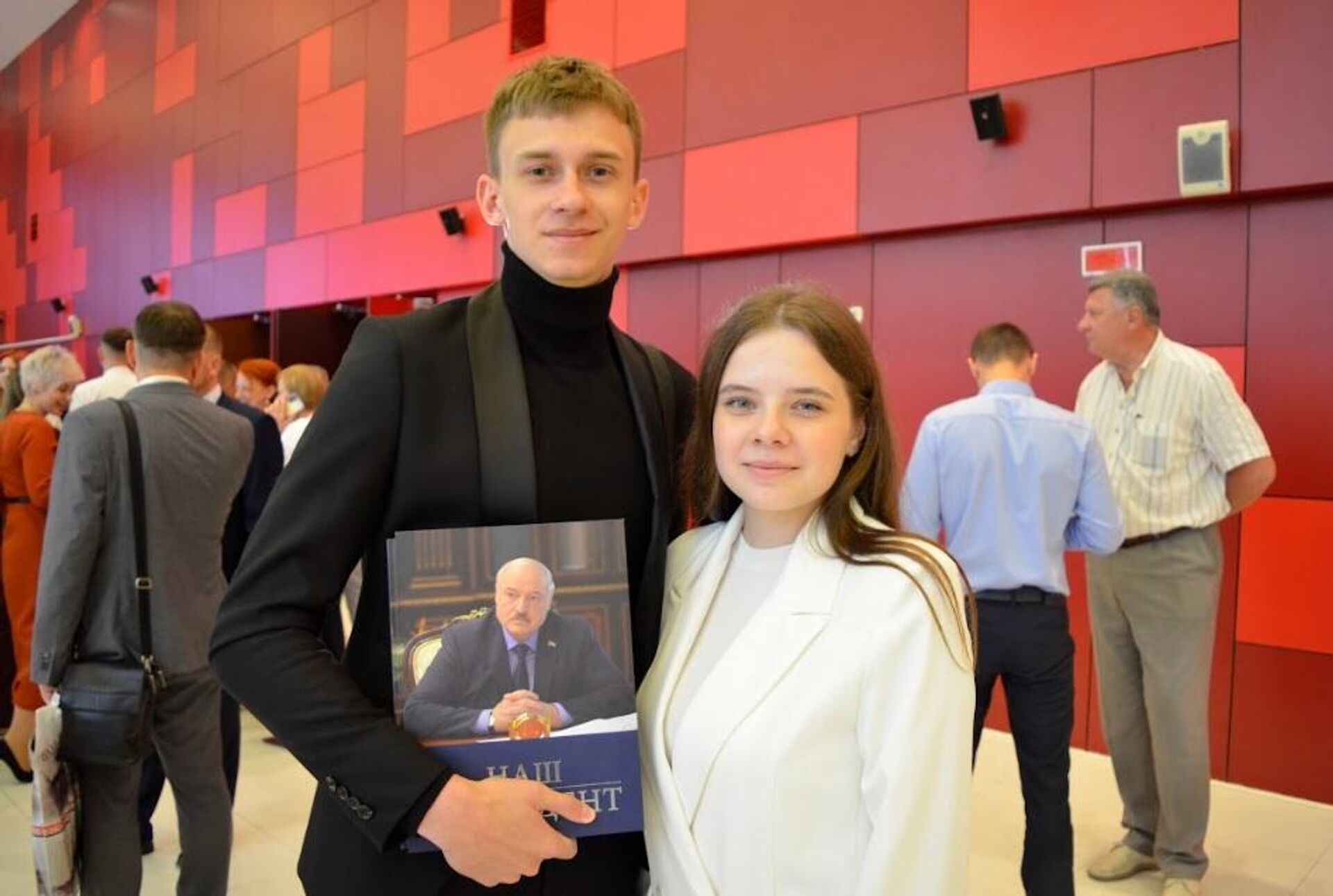 Книгу Наш Президент презентовали в Гомеле Книгу Наш Президент презентовали в Гомеле - Sputnik Беларусь, 1920, 03.06.2025